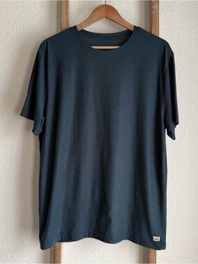 VUORI The Strato Tech Tee in Navy sz: Large